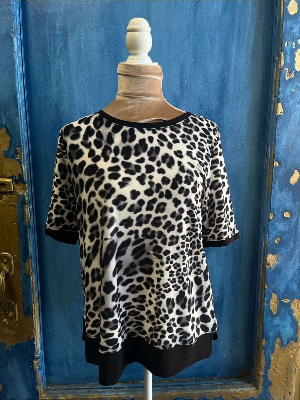 Anne Klein Black & White Leopard Print Short Sleeve Blouse